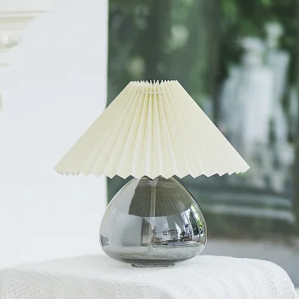 Vintage Charm: Retro Table Lamp in American Style