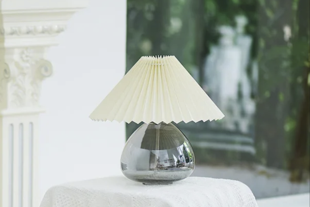 Vintage Charm: Retro Table Lamp in American Style